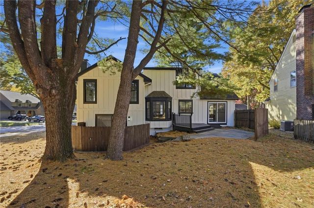 7904 Rosehill Road, Lenexa, KS 66215