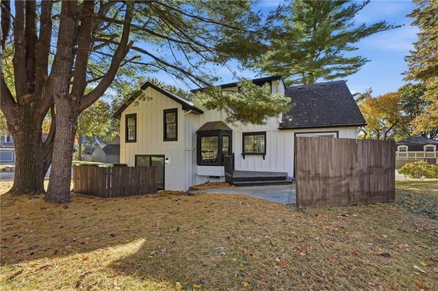 7904 Rosehill Road, Lenexa, KS 66215