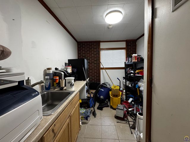 420 SW 33rd ST, Topeka, KS 66611