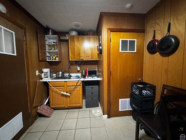 420 SW 33rd ST, Topeka, KS 66611