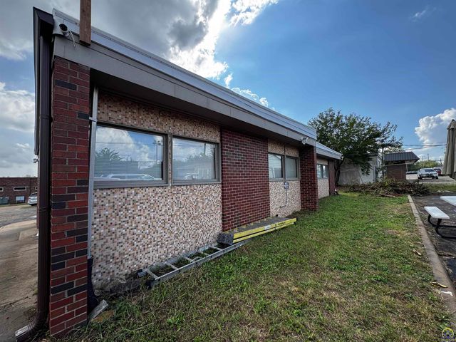 420 SW 33rd ST, Topeka, KS 66611