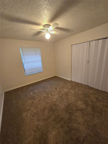 412 N Lyndalyn Avenue N, Desoto, TX 75115