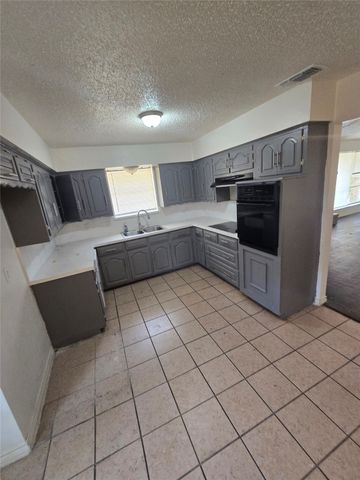 412 N Lyndalyn Avenue N, Desoto, TX 75115