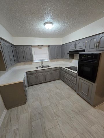 412 N Lyndalyn Avenue N, Desoto, TX 75115