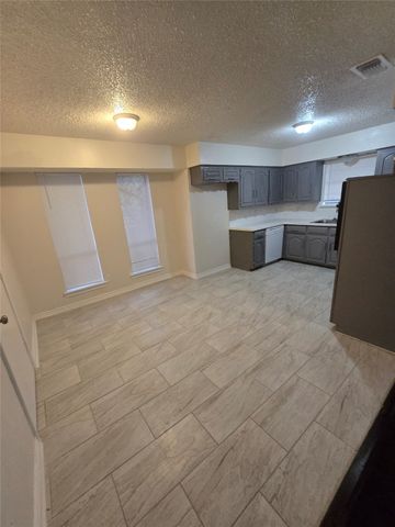412 N Lyndalyn Avenue N, Desoto, TX 75115