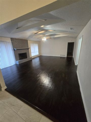 412 N Lyndalyn Avenue N, Desoto, TX 75115