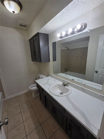 412 N Lyndalyn Avenue N, Desoto, TX 75115