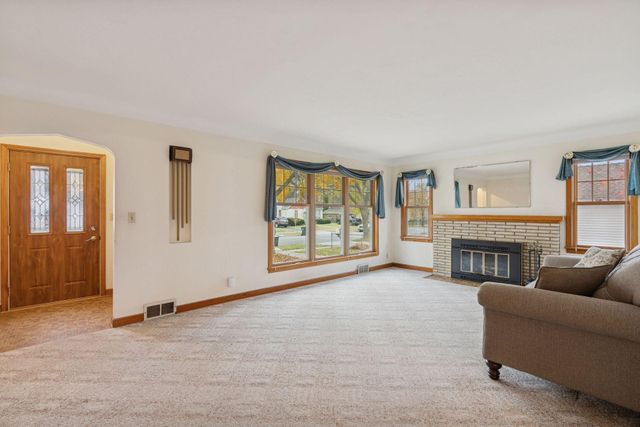 869 Iowa Avenue W, Saint Paul, MN 55117