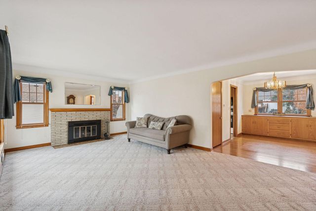 869 Iowa Avenue W, Saint Paul, MN 55117