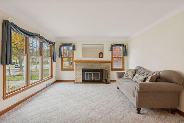 869 Iowa Avenue W, Saint Paul, MN 55117