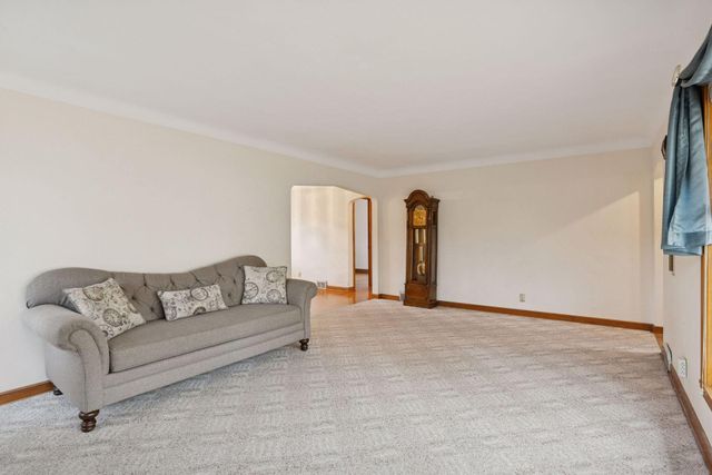 869 Iowa Avenue W, Saint Paul, MN 55117