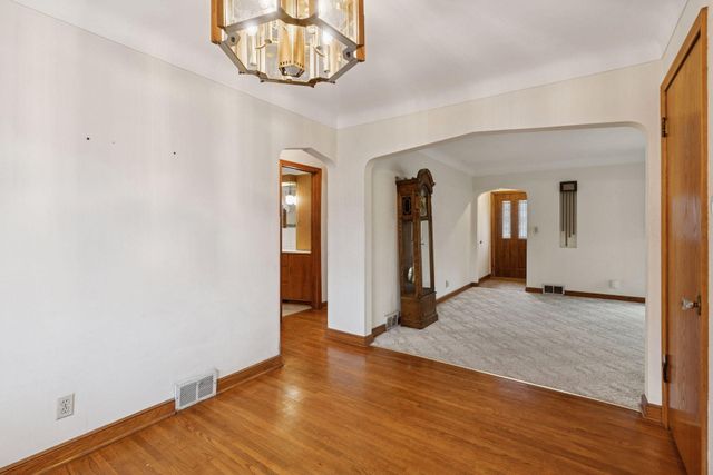 869 Iowa Avenue W, Saint Paul, MN 55117