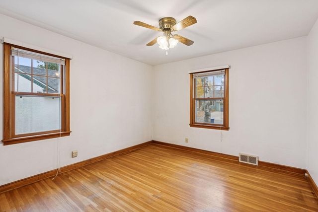 869 Iowa Avenue W, Saint Paul, MN 55117