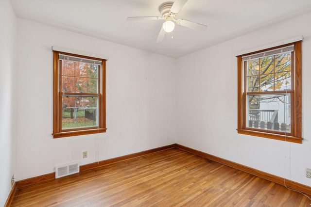 869 Iowa Avenue W, Saint Paul, MN 55117