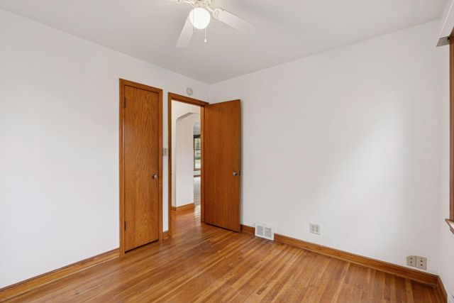 869 Iowa Avenue W, Saint Paul, MN 55117