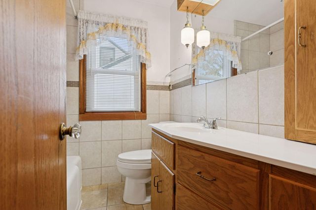 869 Iowa Avenue W, Saint Paul, MN 55117