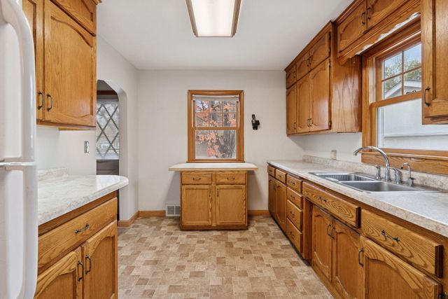 869 Iowa Avenue W, Saint Paul, MN 55117