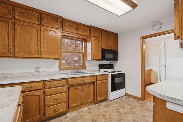 869 Iowa Avenue W, Saint Paul, MN 55117