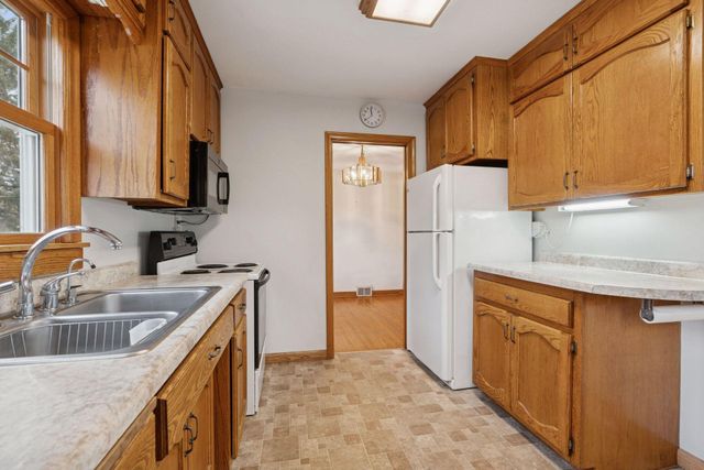 869 Iowa Avenue W, Saint Paul, MN 55117