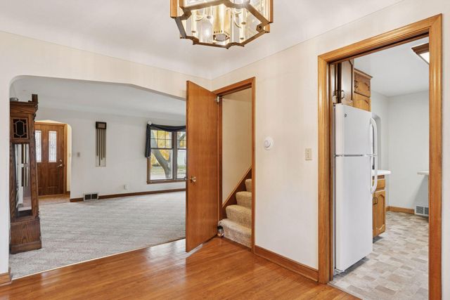 869 Iowa Avenue W, Saint Paul, MN 55117