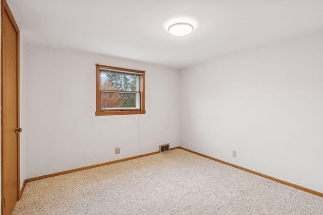 869 Iowa Avenue W, Saint Paul, MN 55117