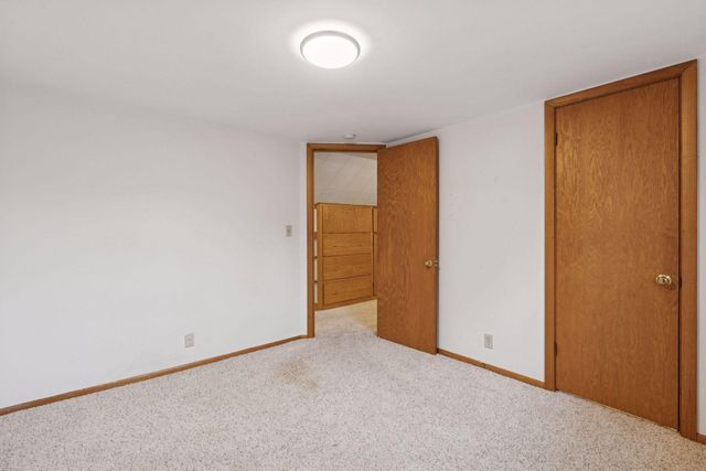 869 Iowa Avenue W, Saint Paul, MN 55117