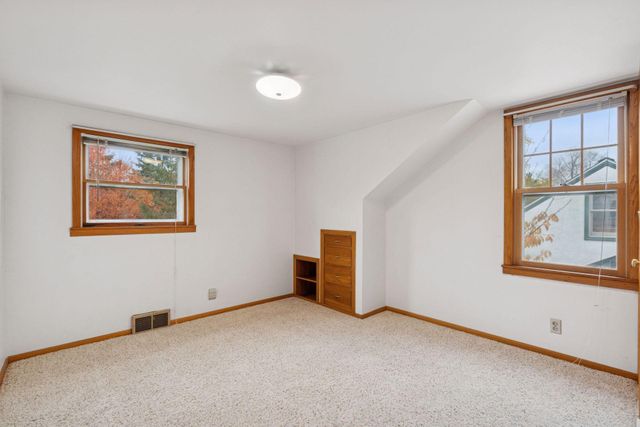 869 Iowa Avenue W, Saint Paul, MN 55117