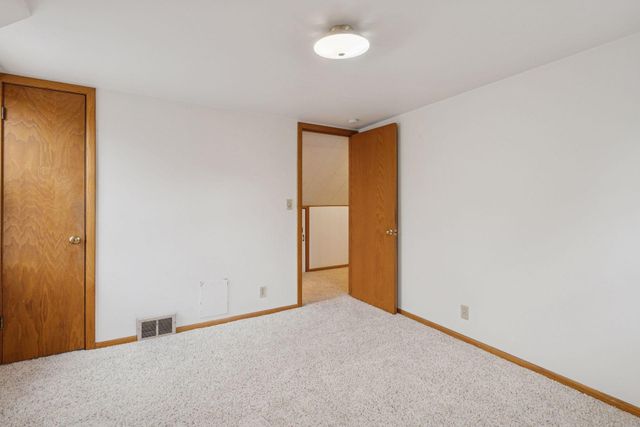 869 Iowa Avenue W, Saint Paul, MN 55117