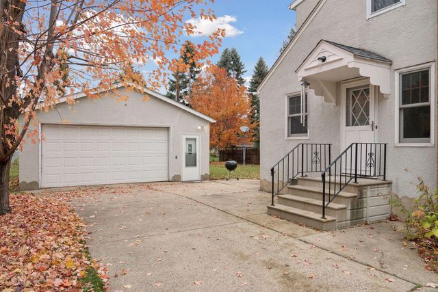 869 Iowa Avenue W, Saint Paul, MN 55117