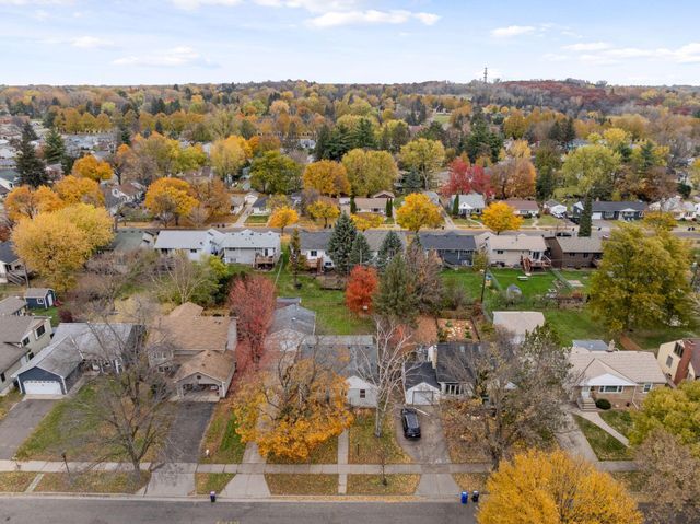 869 Iowa Avenue W, Saint Paul, MN 55117