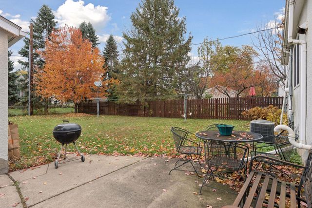 869 Iowa Avenue W, Saint Paul, MN 55117