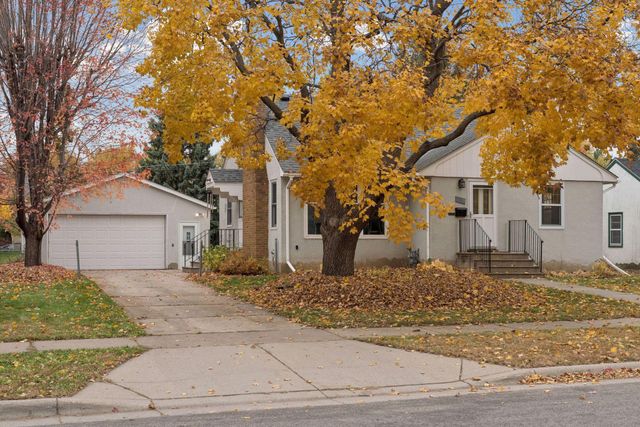 869 Iowa Avenue W, Saint Paul, MN 55117