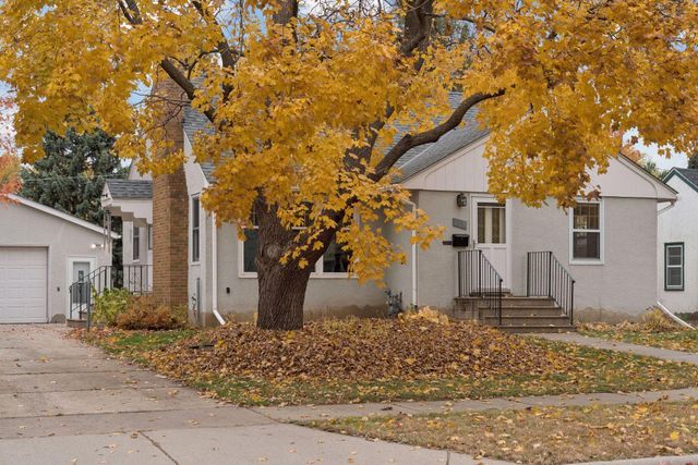 869 Iowa Avenue W, Saint Paul, MN 55117