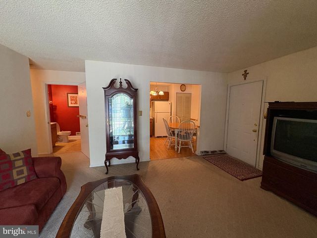 32 VERSAILLES CT, Hamilton, NJ 08619