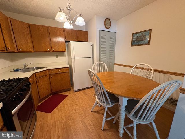 32 VERSAILLES CT, Hamilton, NJ 08619