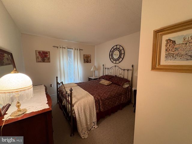 32 VERSAILLES CT, Hamilton, NJ 08619
