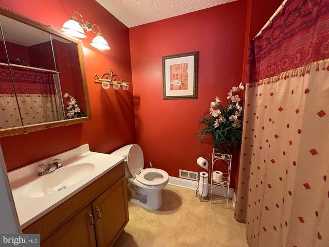 32 VERSAILLES CT, Hamilton, NJ 08619