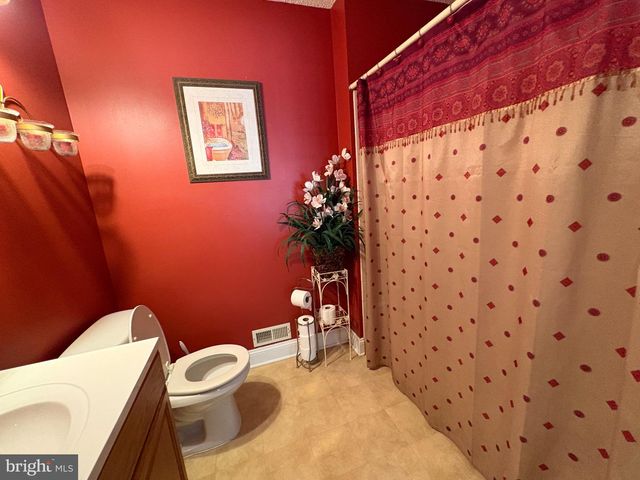 32 VERSAILLES CT, Hamilton, NJ 08619