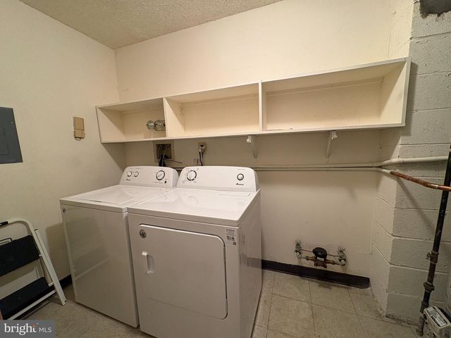 32 VERSAILLES CT, Hamilton, NJ 08619