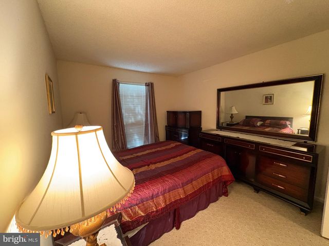 32 VERSAILLES CT, Hamilton, NJ 08619