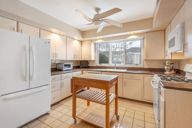 232 Arrowwood Drive, Northbrook, IL 60062