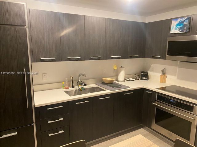 45 SW 9th St 1005, Miami, FL 33130