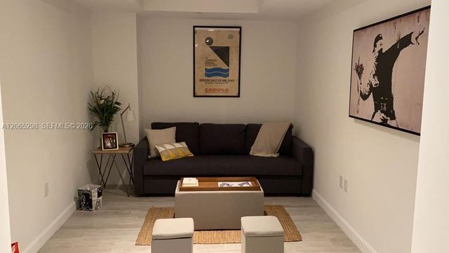 45 SW 9th St 1005, Miami, FL 33130