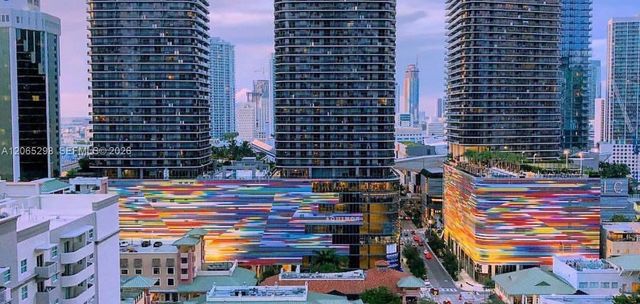 45 SW 9th St 1005, Miami, FL 33130
