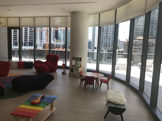 45 SW 9th St 1005, Miami, FL 33130