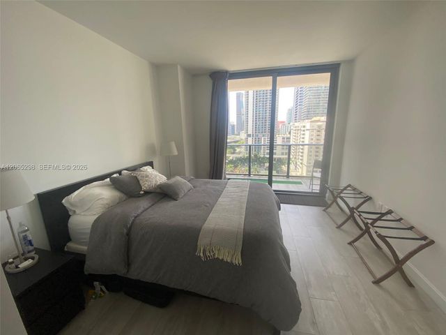 45 SW 9th St 1005, Miami, FL 33130