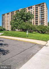 4600 S FOUR MILE RUN DR #627, Arlington, VA 22204
