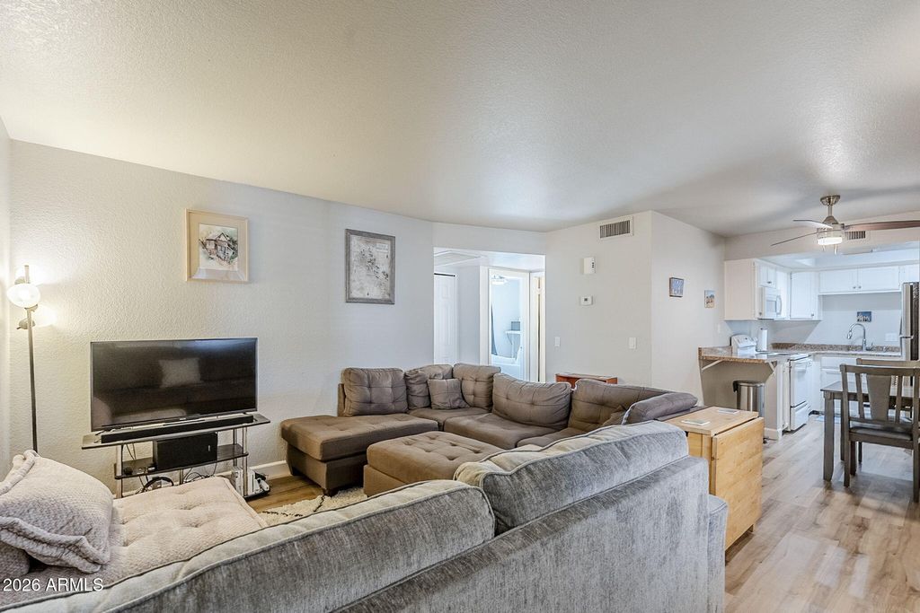 17 E RUTH Avenue 303, Phoenix, AZ 85020 — photo 4