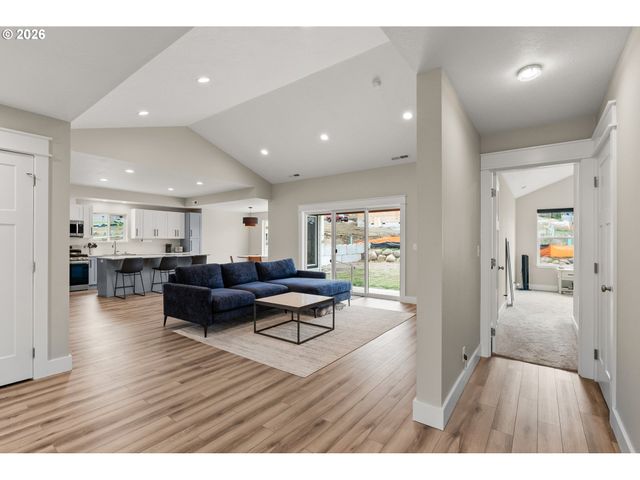 630 S 10TH St, Creswell, OR 97426