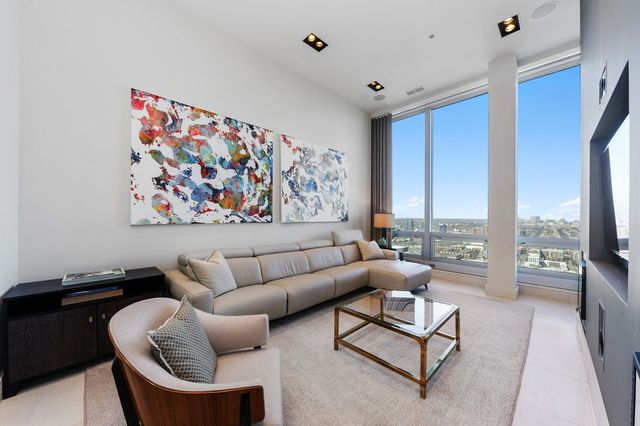 500 W Superior Street 2704, Chicago, IL 60654